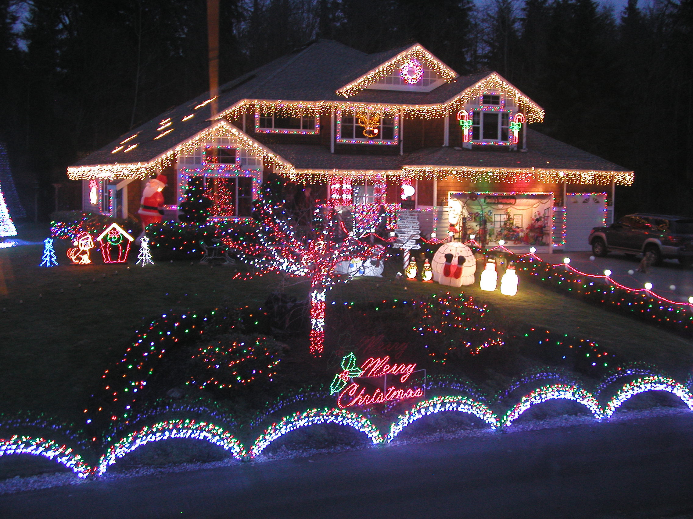 Factors to consider before installing Christmas lights outdoor led