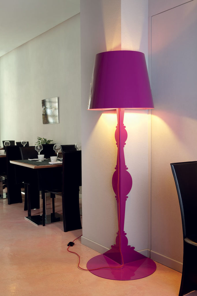 Corner floor lamp - Improving the dynamics of your living room