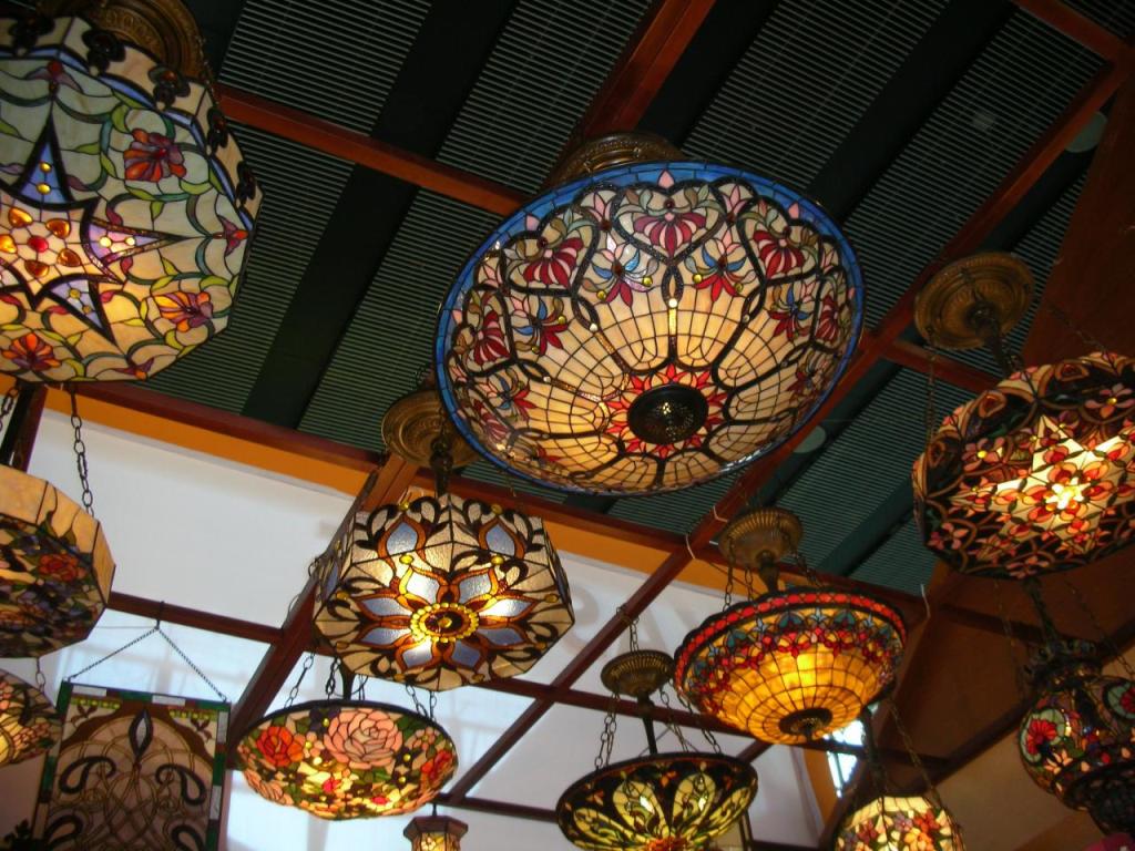 Add Modernity And Art To Your Home Using Dale Tiffany Ceiling