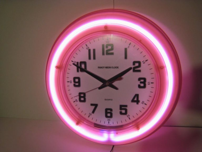 10 adventages of Light up wall clocks - Warisan Lighting