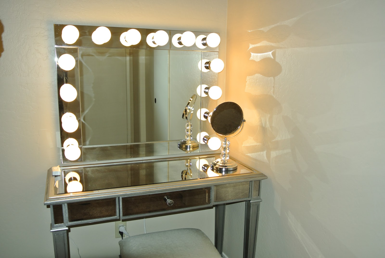 makeup wall mirror with light bulbs