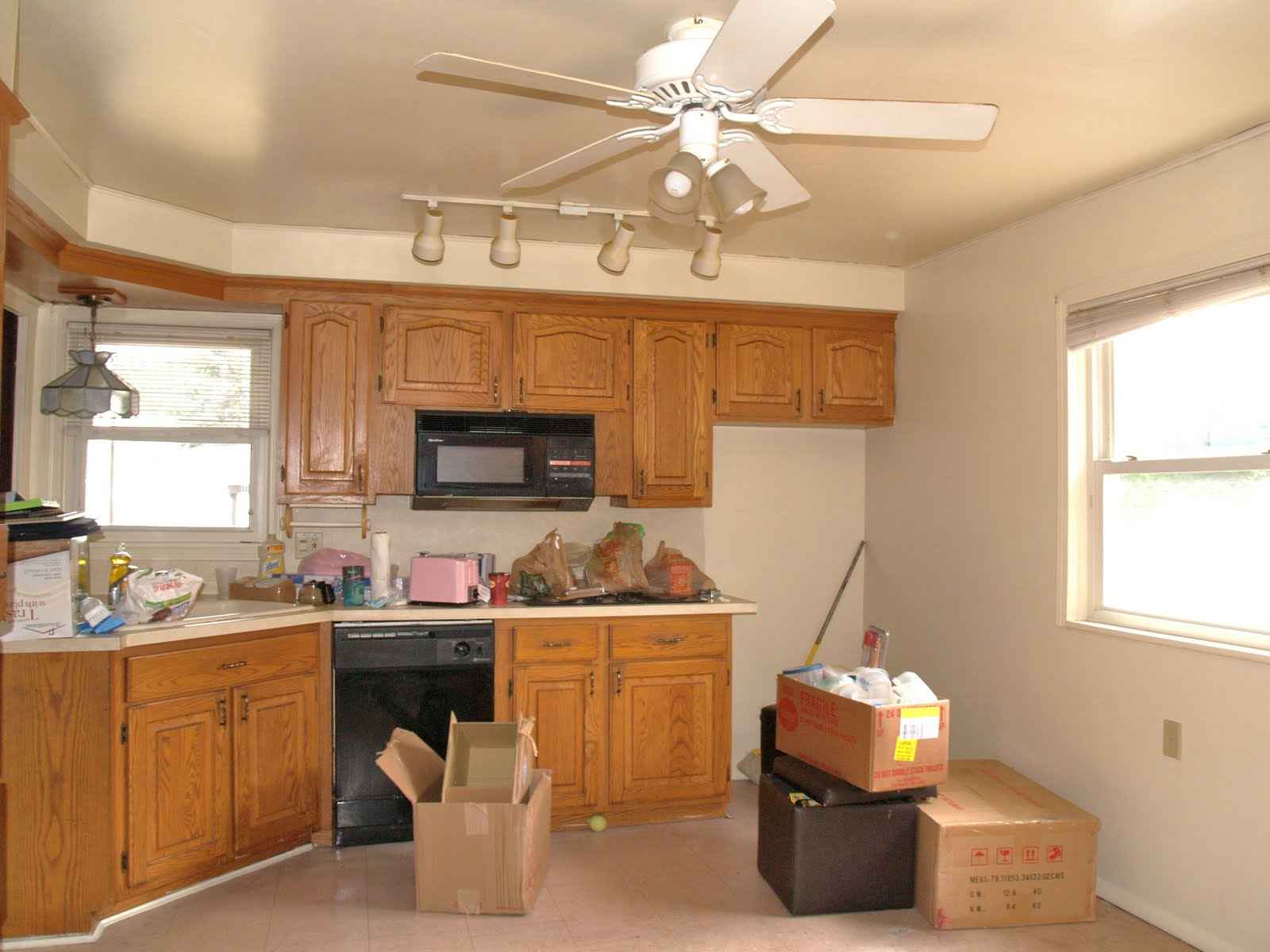 Kitchen Ceiling Fan With Light       / Ceiling Fan In Kitchen Ideas - This ceiling fan sports a bronze and wooden finish, which gives it a refined look and complements your interiors.