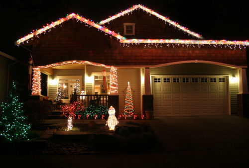 hang-outdoor-christmas-lights-photo-10