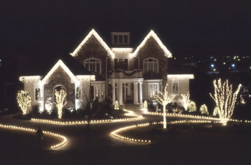 hang-outdoor-christmas-lights-photo-11