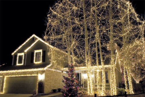 hang-outdoor-christmas-lights-photo-13