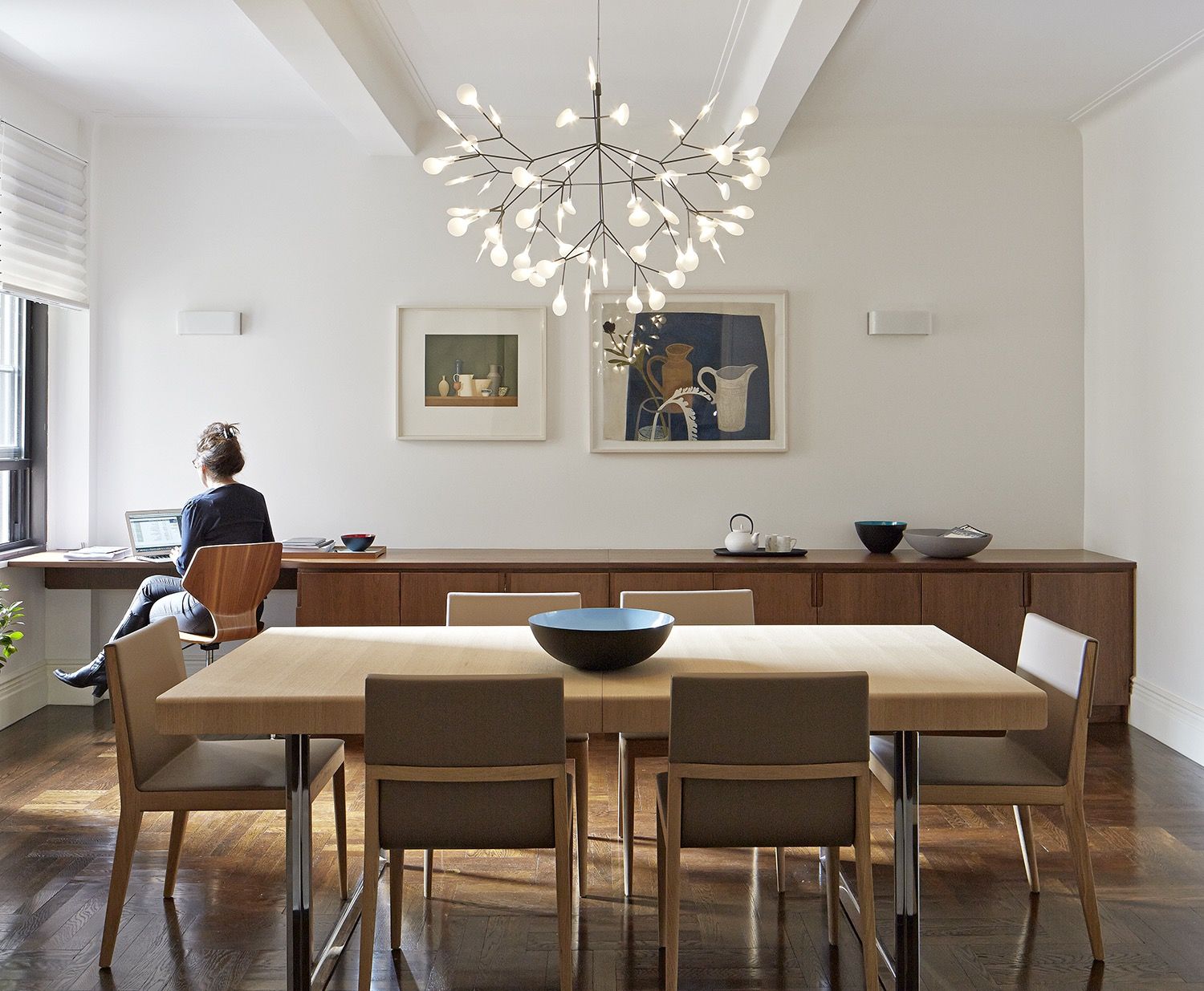 Dining Room With Ressesse Led Lights