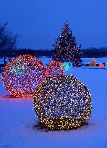 Christmas light spheres outdoor - 15 festive ways to decorate your ...