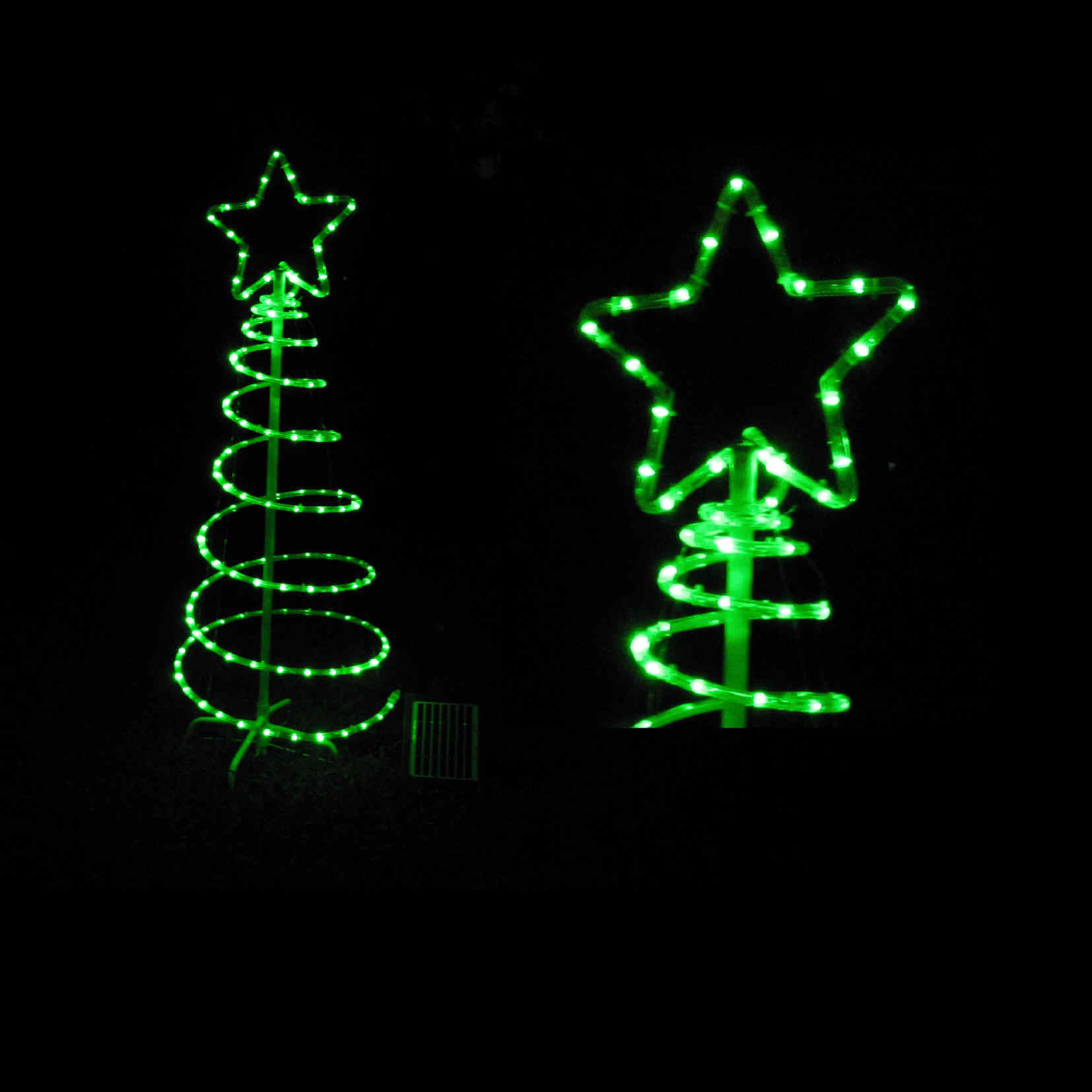 green outdoor christmas lights photo - 3