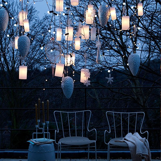 hang outdoor christmas lights photo - 3