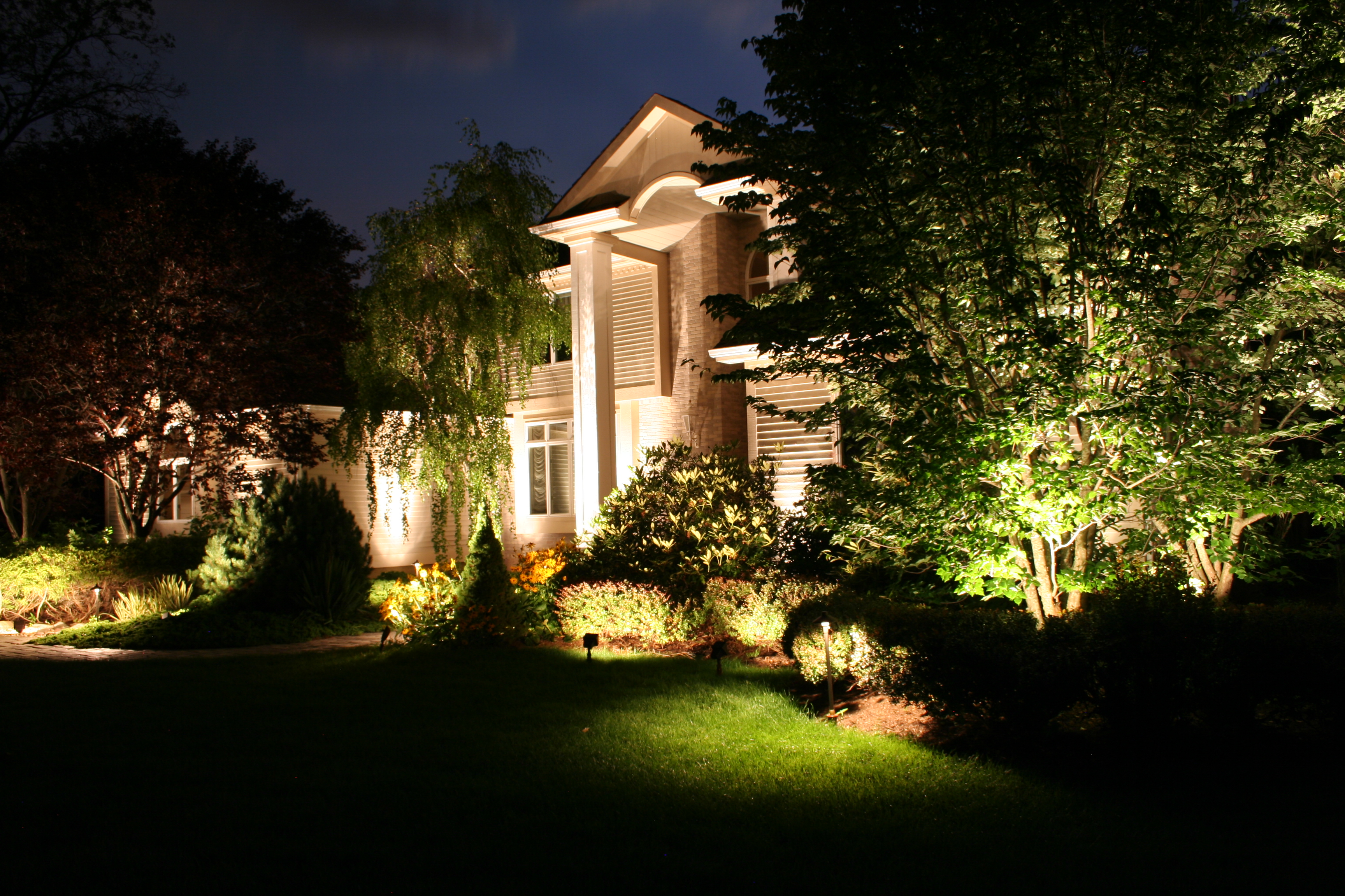 Landscape outdoor lighting - 10 ways to bring out the beauty of your