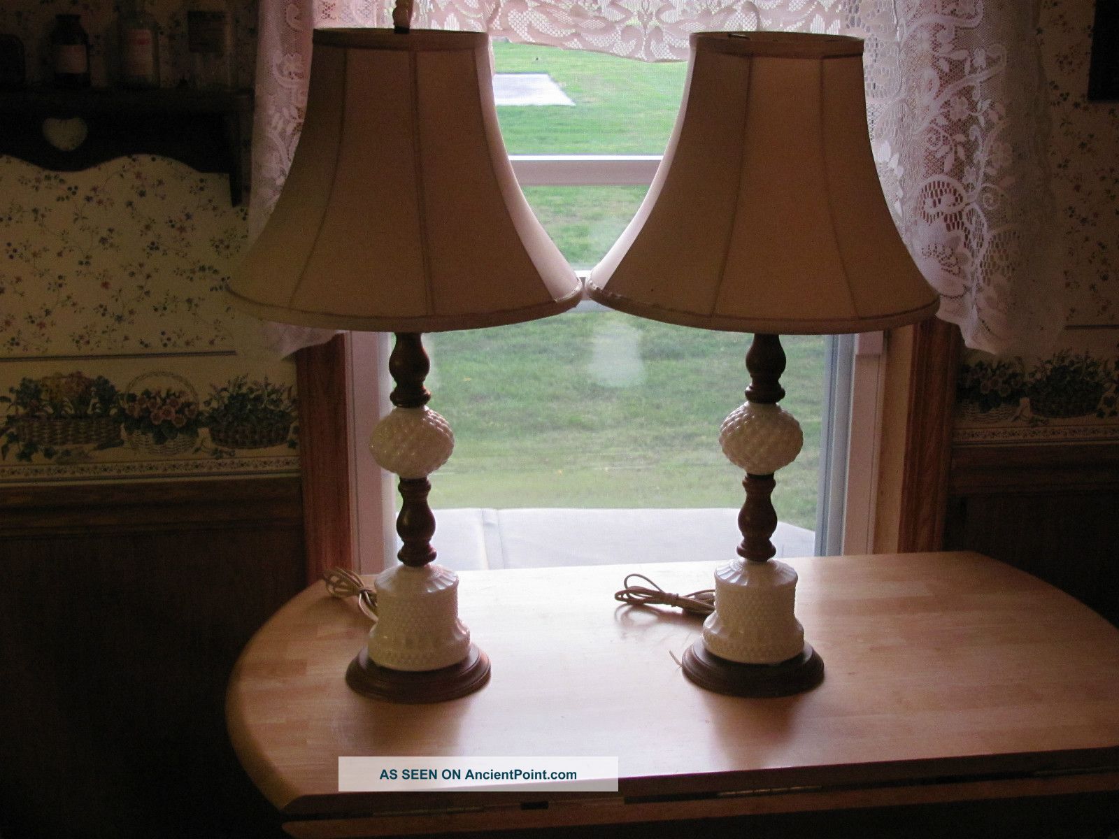 milk glass table lamps photo - 4