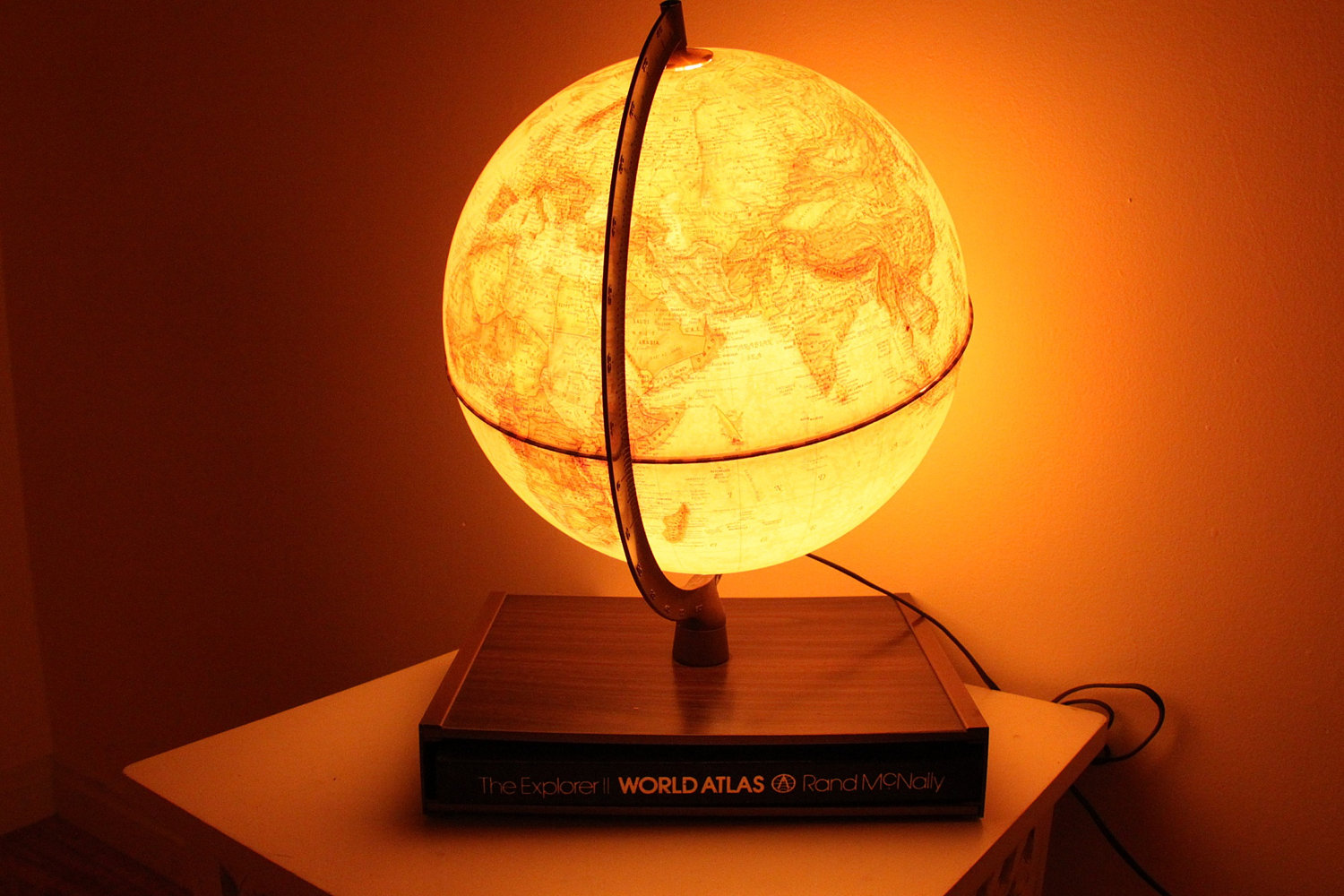 world globe lamp photo - 2