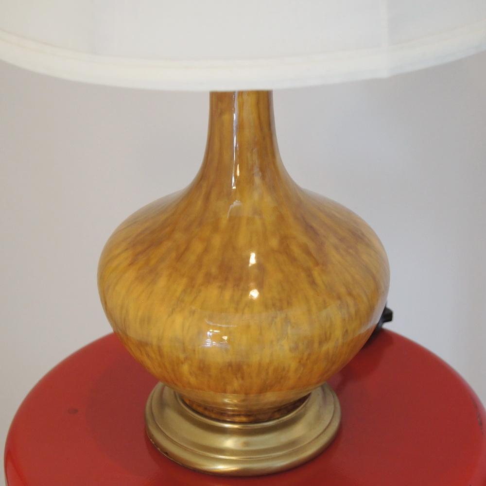 yellow ceramic table lamp photo - 2